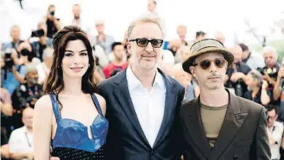  ?? SEBcSTIEo oOGIER / EFE ?? Anne Hathaway, James Gray y Jeremy Strong en el photocall de Armageddon time en Cannes