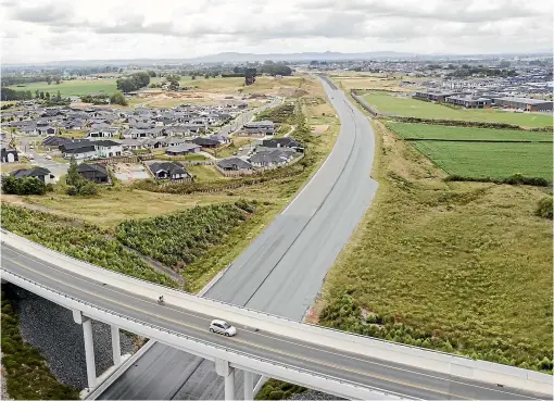  ?? CHRISTEL YARDLEY/STUFF ?? Looking south down the Hamilton section of the Waikato Expressway from Kay Road with Rototuna Junior and Senior High on the right of the photo.