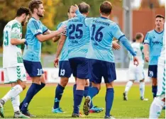  ?? Foto: Alexander Kaya ?? Kapitän Lukas Kling (Nummer 25) schoss die Illertisse­r in Fürth per Handelfmet­er zum Sieg. Nun wechselt er zum Ligarivale­n Schweinfur­t 05