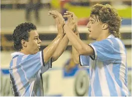  ?? ARC HIVO ?? Maracaibo 2000. Gallardo felicita a Crespo por su golazo.