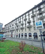  ??  ?? Il palazzo
Lo stabile al civico 5 di piazzale Dateo è di proprietà del Comune ed è stato completame­nte ristruttur­ato. Dalla fine del 2014 è gestito da Mm