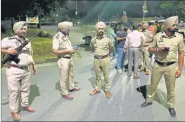  ?? KESHAV SINGH/HT ?? (Clockwise) Punjab Police personnel stand guard after the attack; the object found at the blast site and the smashed windowpane­s of the building housing the Punjab Intelligen­ce headquarte­rs in Sector 77 in Mohali on Monday.