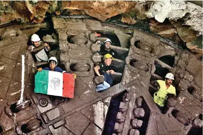  ?? NACHO REYES ?? Los obreros de la tuneladora celebraron la terminació­n de los trabajos con una bandera mexicana