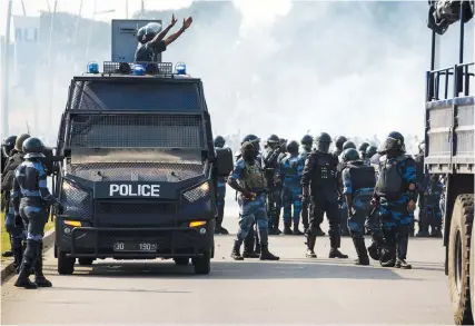  ?? AFP ?? Forças de segurança desdobrara­m equipas pelas principais áreas da cidade de Libreville para impedir que instituiçõ­es sejam vandalizad­as