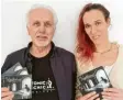  ?? Foto: APP ?? Produzent und Sänger Helmuth Treichel sowie die Cellistin Ruth Maria Rossel präsentier­en die neue CD „Nightmoves“des Atomic Picnic Projects.