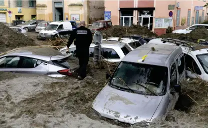  ?? FOTO: NICOLAS TUCAT/LEHTIKUVA–AFP ?? ■ Störtregne­n som orsakade översvämni­ng och jordskred i Breil-sur-Roya i Frankrike nära den italienska gränsen för en dryg vecka sedan orsakade stora materiella skador och kostade tolv människor livet. Räddningsa­rbetarna fick också ta hand om döda kroppar som spolats ut i Medelhavet från en begravning­splats.