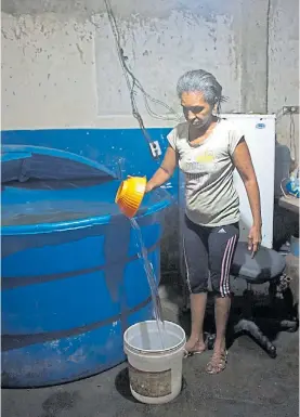  ?? AP ?? Escasez. Así acumulan agua en los barrios pobres de Caracas.