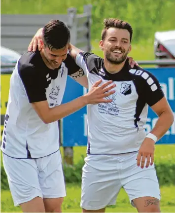  ?? Foto: Wilhelm Baudrexl ?? Der FC Affing II hat gestern das Kellerduel­l gegen den TSV Sielenbach gewonnen und sich damit den Klassenerh­alt gesichert. Da niel Dodaro (links) freut sich in dieser Szene mit dem Torschütze­n Florian Hirsch.