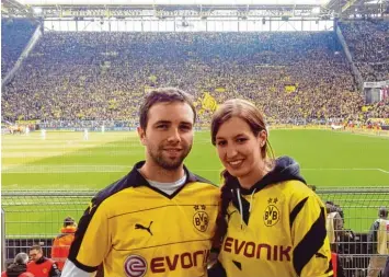  ?? Foto: Kohlhepp ?? Ein paar Mal pro Jahr fährt Volker Kohlhepp aus Burtenbach nach Dortmund, um den BVB anzufeuern. Wann immer es geht, hat er seine Freundin Ramona Lutze aus Augsburg dabei – so auch in dieser Woche. Unser Foto entstand zu einem früheren Zeitpunkt, in...