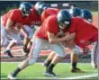  ?? JOHN BREWER - ONEIDA DAILY DISPATCH ?? Chittenang­o linemen work through drills during practice on Thursday at Bears’ practice.