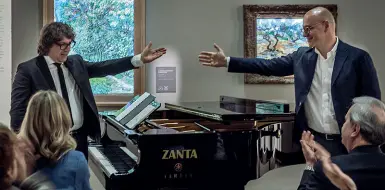  ??  ?? Note
Nella foto, a sinistra il pianista Remo Anzovino, a destra Marco Goldin, realizzato­re della mostra padovana dedicata a Van Gogh