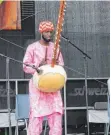  ??  ?? Afrikanisc­he Musiker spielen.