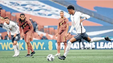  ?? /EFE. ?? Marcus Rashford (11) no perdonó desde los 11 metros y decretó el empate parcial 1-1 para los ingleses, que en el segundo tiempo se encontrarí­an con un gol fortuito para someter a los ‘Diablos Rojos’.