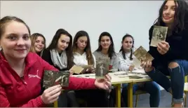  ??  ?? Les filles de De Croisset seront au monument aux Morts du Petit-Puy ce matin pour lire des extraits des lettres de Michel et Flavie.