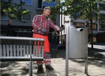  ?? FOTO DICK DEMEY ?? Turgut Ilbay scant met zijn smartphone de QR-code van de afvalbak op het Sooi Willemsple­in.