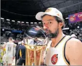  ?? ?? Sergio Llull besa el trofeo de la Copa.