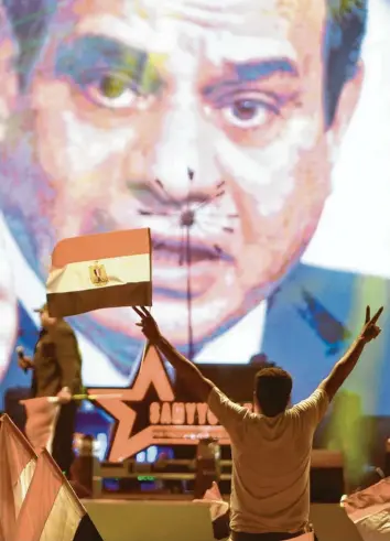  ?? Foto: Mahmoud Ghany, dpa ?? Ägyptens autoritäre­r Herrscher al‰Sisi lässt sich gerne von seinen Anhängern feiern. Kritikern begegnet er mit harter Hand, wie nun erneut drei Menschenre­chtler erfahren mussten.