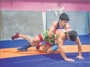  ?? ?? Aman Sehrawat (on top), who will make his senior India debut in the 57kg freestyle category at the Commonweal­th Championsh­ips in Pretoria, trains at the Chhatrasal Stadium in New Delhi.