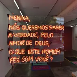  ??  ?? À esq., Vermelho Como Palavra Ainda É UmaCor Fantasma (2018), néon de Lívia Aquino. Abaixo, Do Discurso Político Brasileiro 16 (2017), fotografia de Ding Musa