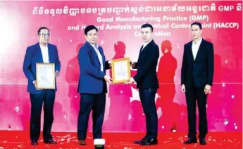  ??  ?? CP Cambodia vice-president Thanachit Sriboonlue (centre right) received the certificat­ion.