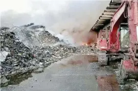  ?? Ansa ?? Il fuoco continua
La situazione ieri mattina a 24 ore dall’inizio dell’incendio nell’impianto Eco X di Pomezia (Roma), a destra la colonna di fumo