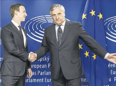  ?? AP / GEERT VANDEN WIJNGAERT ?? El presidente del Parlamento Europeo, Antonio Tajani, saluda a Mark Zuckerberg, ayer en Bruselas.