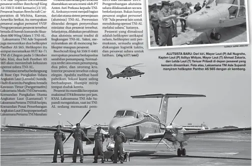  ?? POS THORIQ S. KARIM/ JAWA THORIQ S. KARIM/ JAWA POS ?? Beechcraft ALUTSISTA BARU: Dari kiri, Mayor Laut (P) Adi Nugroho, Kapten Laut (P) Aditya Widyas, Mayor Laut (T) Ahmad Zakaria, dan Letda Laut (T) Yanuar Pribadi di depan pesawat yang kemarin diresmikan. Foto atas, Laksamana TNI Ade Supandi menyiram...