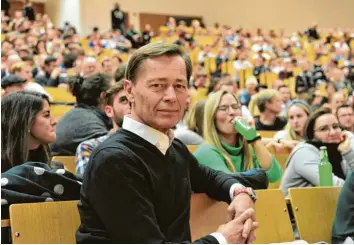  ?? Foto: Arne Bensiek ?? Thomas Middelhoff in der Frankfurte­r Uni: Der ehemalige Vorstandsc­hef der Bertelsman­n AG und des Karstadt-quelle-konzerns Arcandor sorgte einst für Milliarden­gewinne, dann stürzte er tief ab.