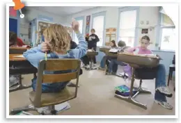  ??  ?? 家長們還需要考慮到課­堂人數的問題。（Getty Images）