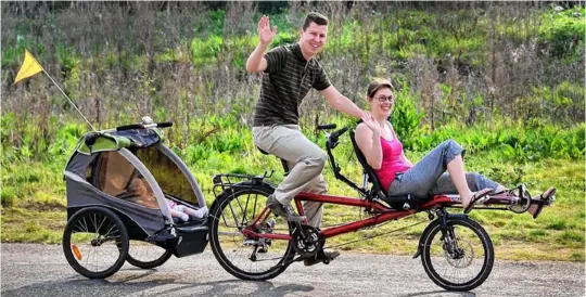  ??  ?? Jean-Philippe Jacobs, Lieze Thonissen en dochter Marie op hun tandem met fietskar.
FOTO RONNY VANTHIENEN
