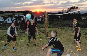  ?? FOTO: (RM) ?? Fast perfekt: Ein Volleyball-Spiel bei untergehen­der Sonne. Nur etwas wärmer hätte es sein können.