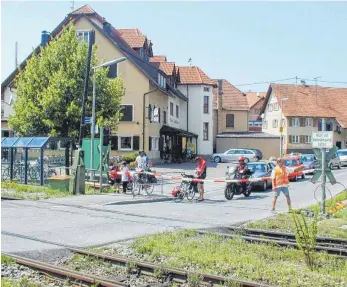  ?? FOTOS: ROLAND WEISS ?? Wie die Verkehrsre­gelung diesmal während der Arbeiten am Bahnüberga­ng Kehlen (Ende Juli bis Ende September) sein wird, das muss sich noch zeigen.