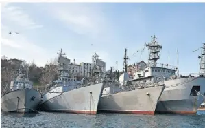  ?? FOTO: ULF MAUDER/DPA ?? Russische Kriegsschi­ffe liegen in Sewastopol, dem Hafen der Schwarzmee­rflotte, auf der Krim.