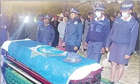  ?? ?? Zinhle Mavuso’s casket before it was lowered into the grave. (R) The late Zinhle.