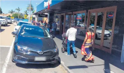  ?? Photo / Lincoln Tan ?? Cars park outside Indian takeaway Paradise on Sandringha­m Rd — not a yellow line in sight.