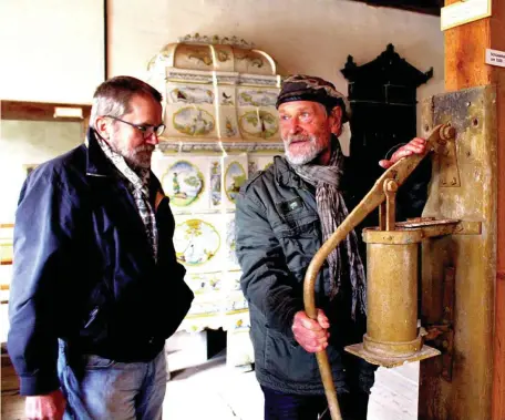  ?? FOTO: I. NEHLS ?? Franz Poppe bei einer Führung durch das Museum.