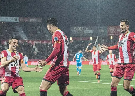  ?? FOTO: PERE PUNTÍ ?? Àlex Granell y Stuani felicitan a Juanpe, autor del segundo gol. Dos dianas en sendas acciones a balón parado, dieron el triunfo al Girona en Montilivi ante un flojo Deportivo