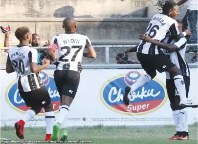  ??  ?? Highlander­s players celebrate Newman Sianchali’s winner