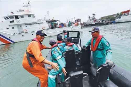  ?? RESMI MALAU / AFP ?? Rescue team members prepare to search for survivors from Lion Air flight JT610, which crashed into the sea after taking off from Jakarta on Monday. The aircraft was carrying 189 passengers and crew.