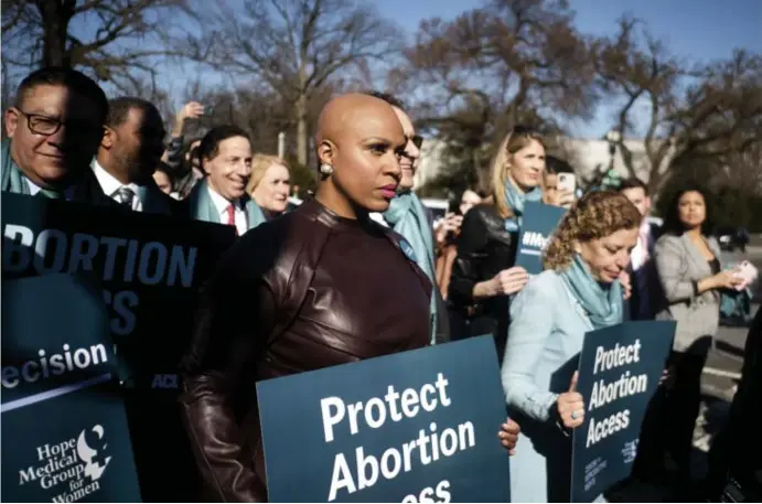  ?? T.J. Kirkpatric­k/nyt ?? Ayanna Pressley en Debbie Wasserman Schultz, leden van het Huis, lopen in Washington voorop bij een betoging pro abortusrec­ht.