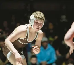  ?? VINCENT D. JOHNSON/DAILY SOUTHTOWN ?? Mount Carmel’s Seth Mendoza faces off against Crown Point’s Gavin Jendreas at 106 pounds during a dual meet on Jan. 21.