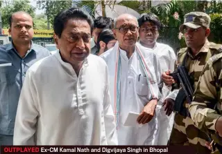  ?? PANKAJ TIWARI ?? OUTPLAYED Ex-CM Kamal Nath and Digvijaya Singh in Bhopal