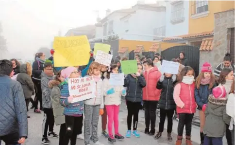  ?? A. H. ?? Alumnos, madres y padres se volvieron a concentrar ayer a las puertas del colegio público