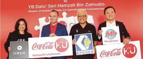  ??  ?? HAMZAH (dua dari kanan) bersama Gareth (dua dari kiri), Ketua Pegawai Eksekutif Marrybrown Sdn Bhd, Datuk Joshua Liew (kanan) serta Pengurus Pemasaran Uber Malaysia, Geraldine Wong di Kilang Coca-Cola Bandar Enstek, semalam.