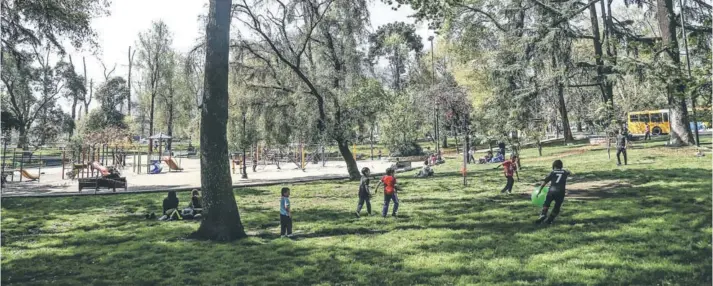  ??  ?? ► Las nuevas políticas sobre parques urbanos buscan incrementa­r el uso de estos espacios verdes por las familias.