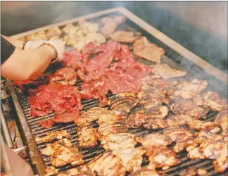  ??  ?? Meat on the grill at a Mo’ Bettahs.