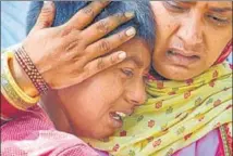  ?? PTI ?? ■
Jashanpree­t, son of Kirpal Singh, who died after consuming spurious liquor, mourns during the cremation of his father at Mucchal village in Amritsar.