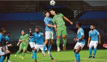  ?? PIC BY ASYRAF HAMZAH ?? Melaka’s Jang Suk Won (third from right) heads the ball in a Super League match against PJ City at the MBPJ Stadium in Petaling Jaya on Wednesday.