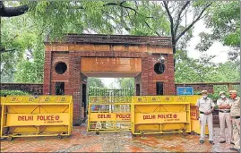  ??  ?? Police personnel at Delhi University’s Arts Faculty, North Campus in New Delhi.