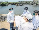  ?? SATYABRATA TRIPATHY/HT ?? Amid the lockdown, BMC has been carrying out pre-monsoon work. Civic chief IS Chahal inspects work at Mithi river.